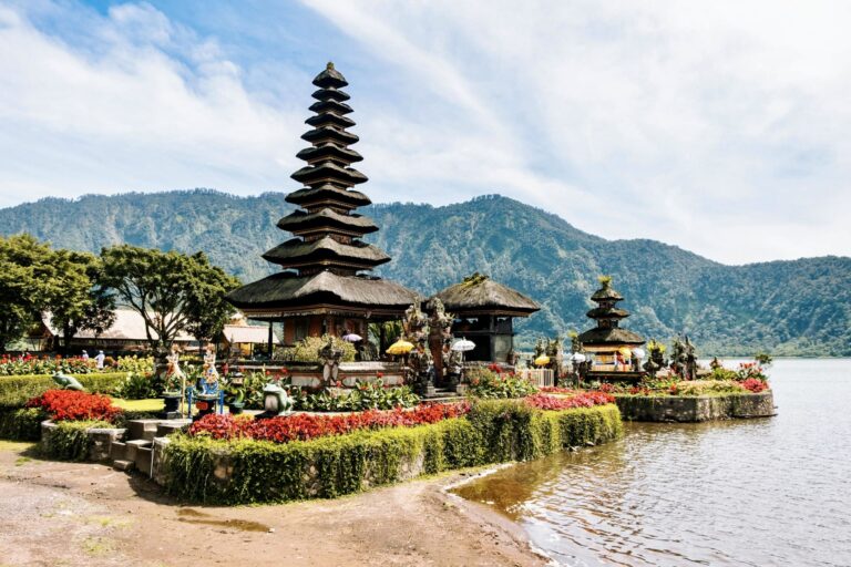 Kelionės į Indoneziją, Balio salos šventykla ant vandens ežero pakrantėje