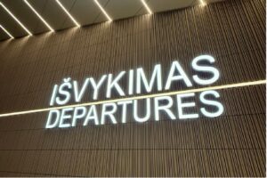 Išvykimas iš oro uosto – kelionės planavimas ir tinkamas laikas pirkti atostogas
