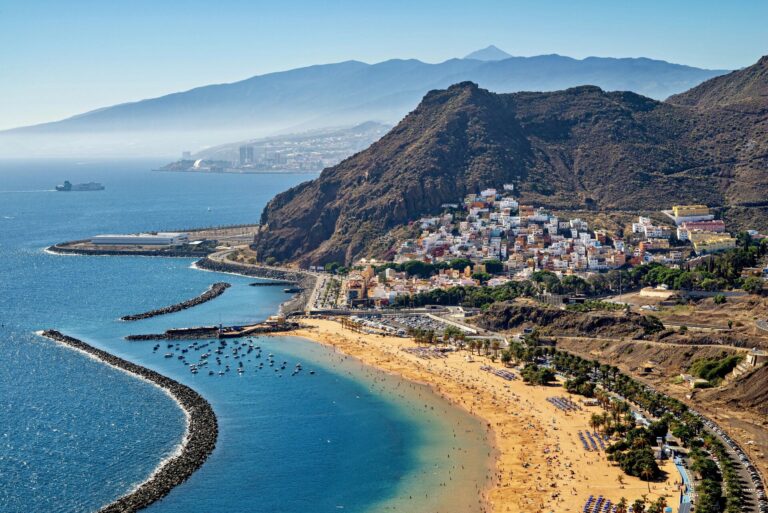 Atostogos Kanarų salose, auksinio smėlio paplūdimys ir palmės Tenerifėje