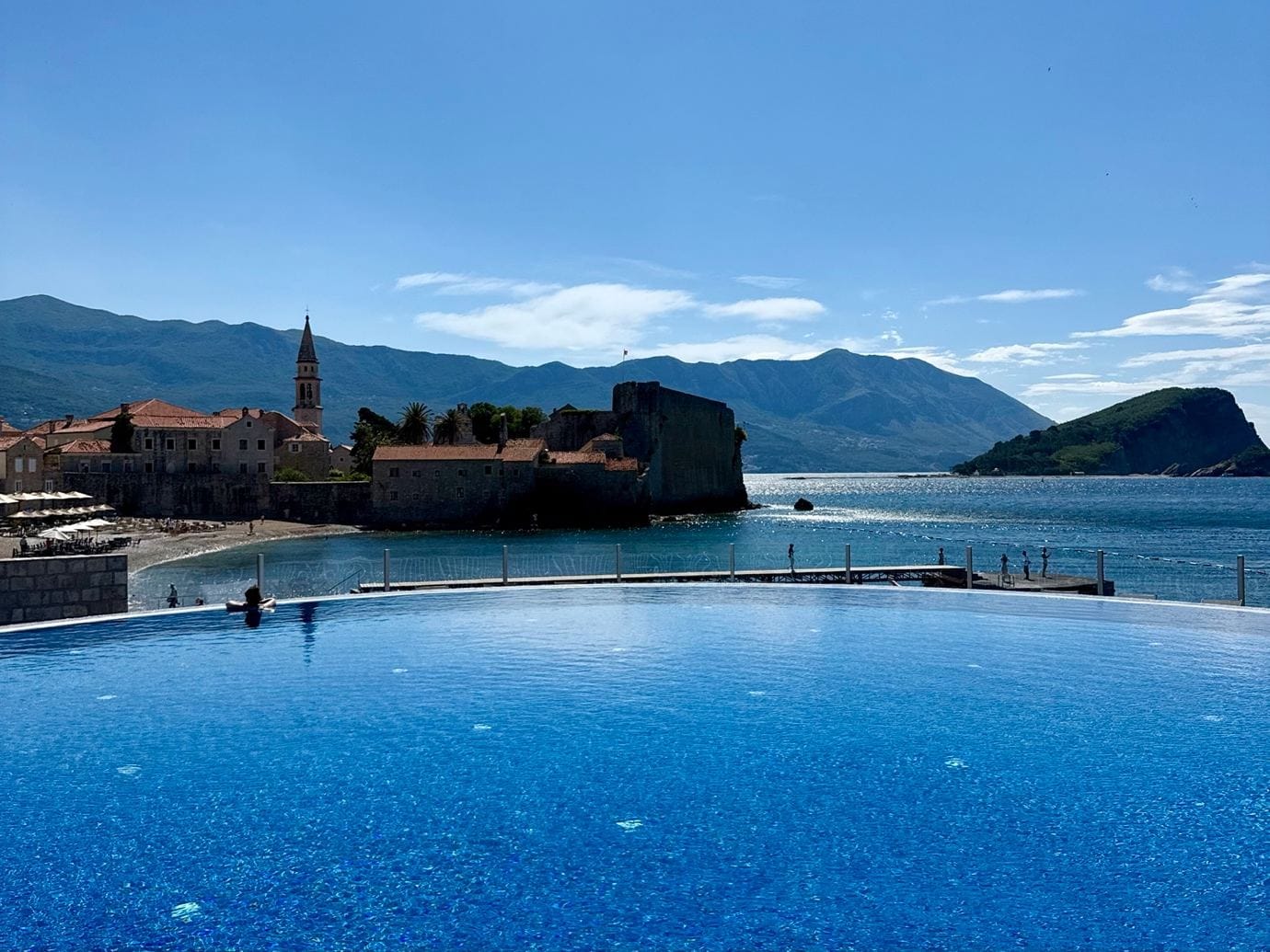 Avala Resort & Villas baseinas su Budvos senamiesčio vaizdu
