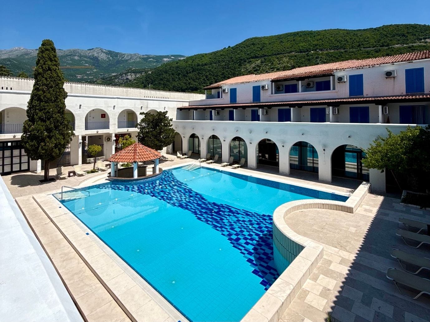 Hotel Aleksandar baseinas ir viešbučio teritorija Juodkalnijoje